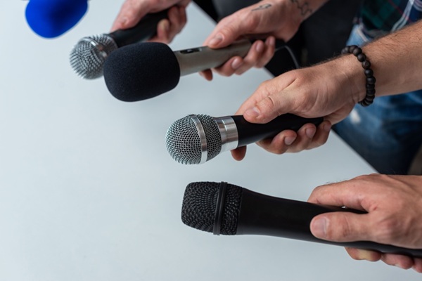 Facturation électronique : une tolérance pour les intermédiaires de presse ?